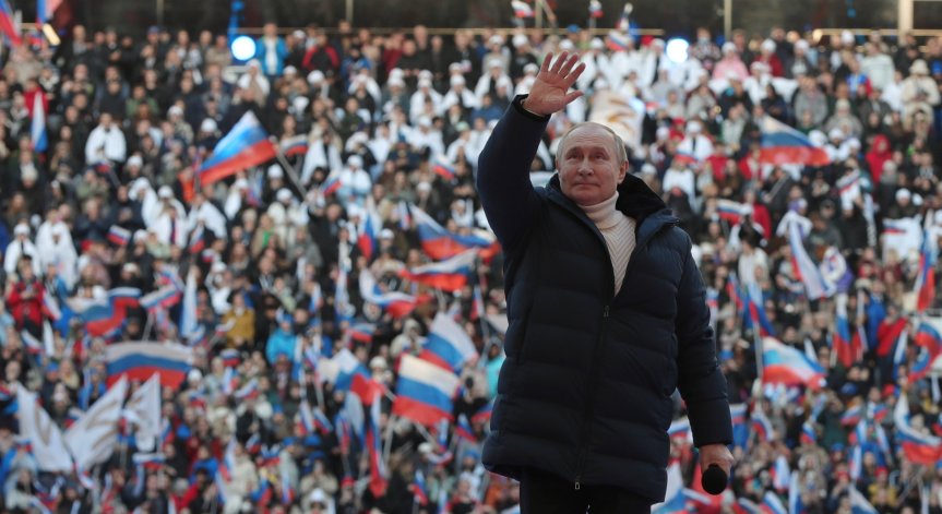 Как управлява Путин: Изолиран и в страх от конспирации, постоянно сменя силните хора