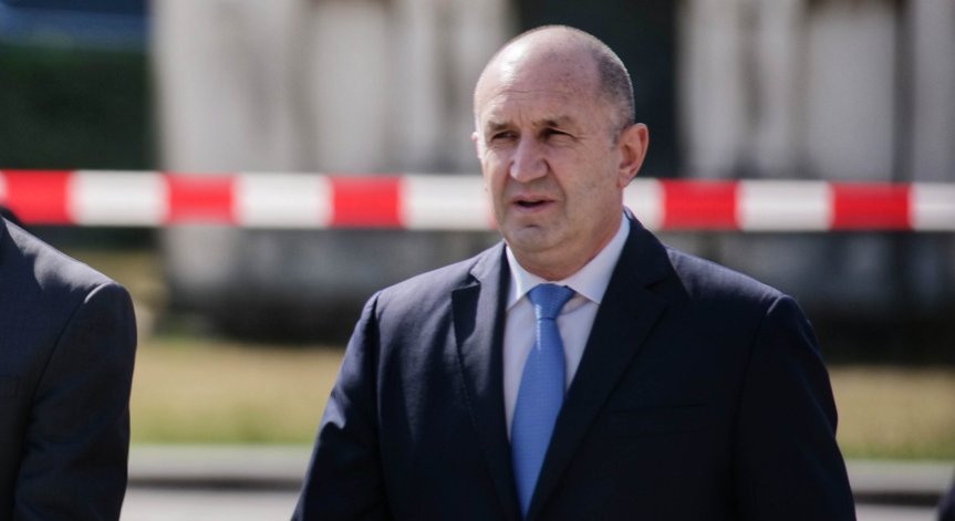 Радев: Депутатите да разгледат въпроса с референдума за еврото, ако имат останало достойнство