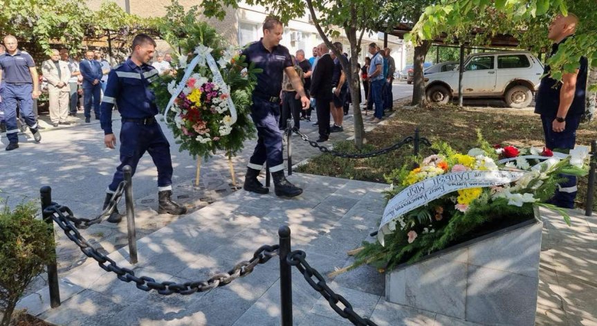 Полицаи и пожарникари загинаха при взривовете в Бобов дол.