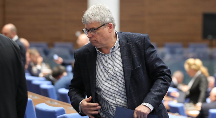 КС образува дело заради предсрочното освобождаване на шефа на НЗОК