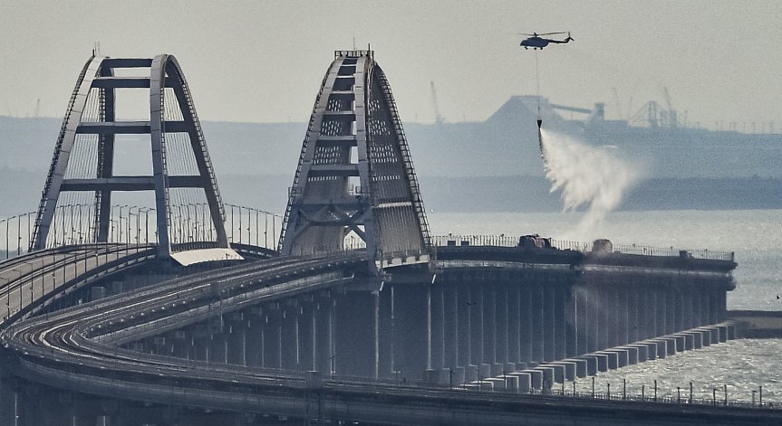 Защо Кримският мост е толкова ценен за Русия, а унижението за Путин е толкова голямо (+СНИМКИ)