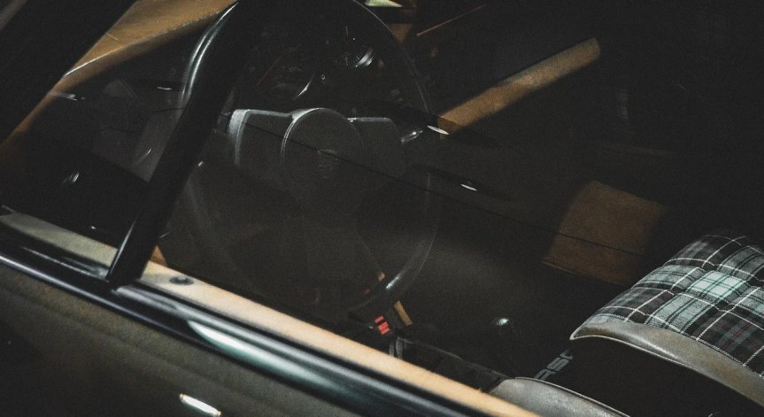 След преследване колата се блъснала в гаражна врата.