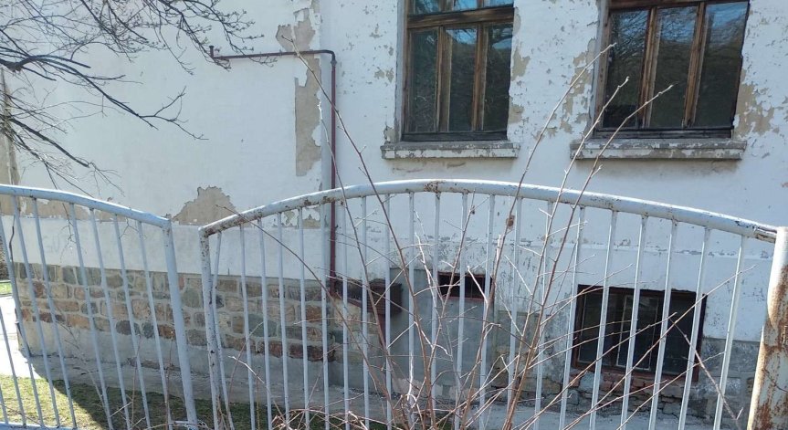 От Helpbook: Училище е в окаяно състояние - сградата се разпада, стълбите се рушат