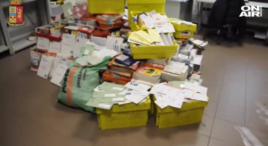 Половин тон писма бяха намерени в гаража на пощальон в Италия