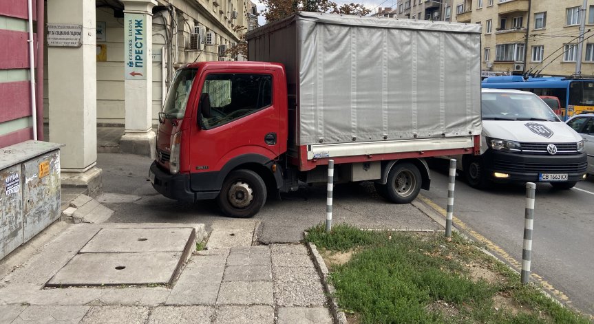 От Helpbook: Коли паркират по тротоари, майки с колички слаломират