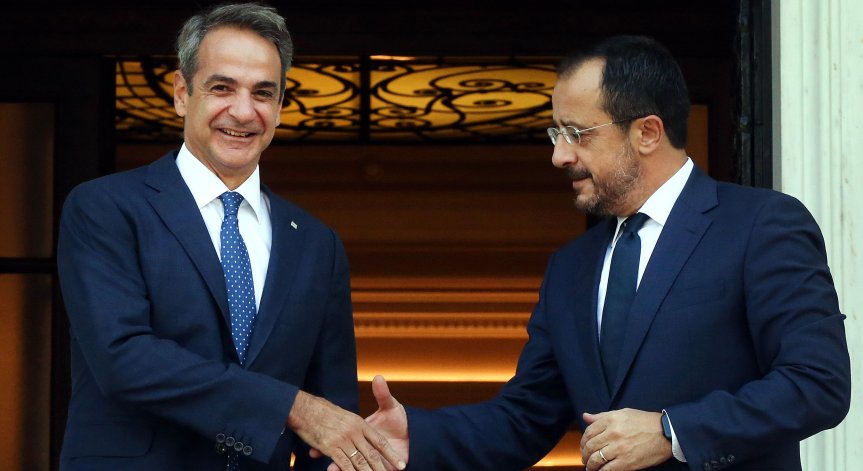 Гърция и Кипър си стиснаха ръцете.