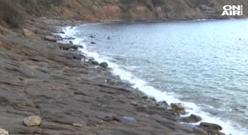 Тяло на мъж изплува от морето до вилна зона 