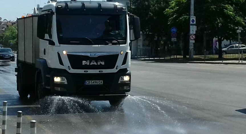 В София раздават вода и оросяват улиците заради горещините