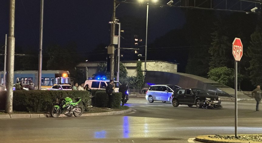 Катастрофа между кола и мотор образува задръстване на бул.