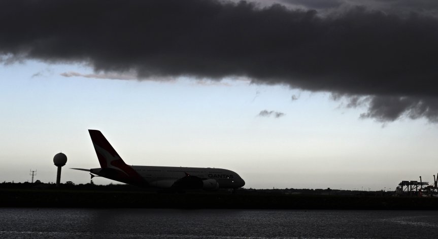 Мълния удари румънски пътнически самолет