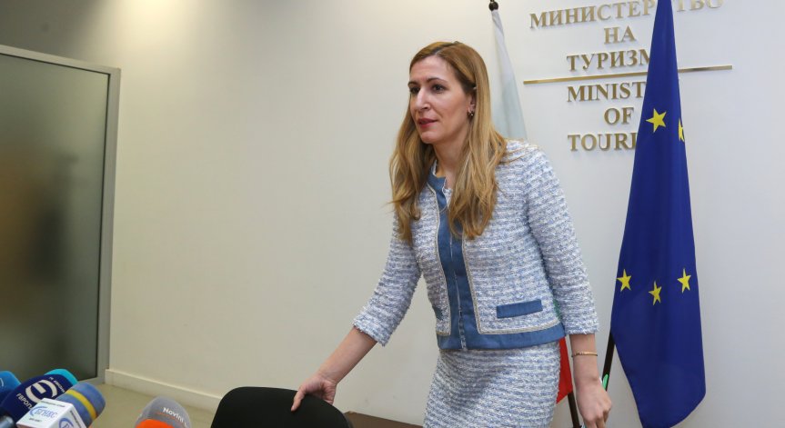 Ангелкова: Водим разговори да удължим летния сезон до октомври