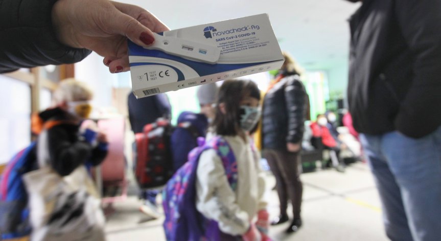 МЗ има последната дума дали отпада тестването на учениците за Ковид-19