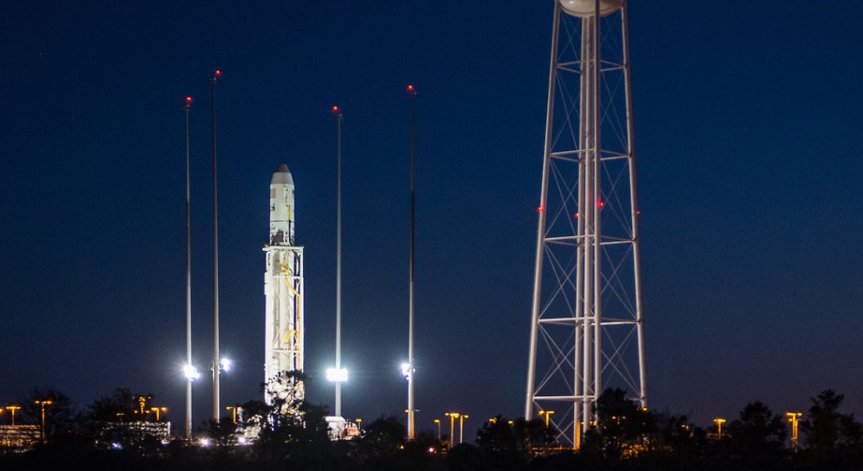 Товарен кораб на NASA се взриви при старта