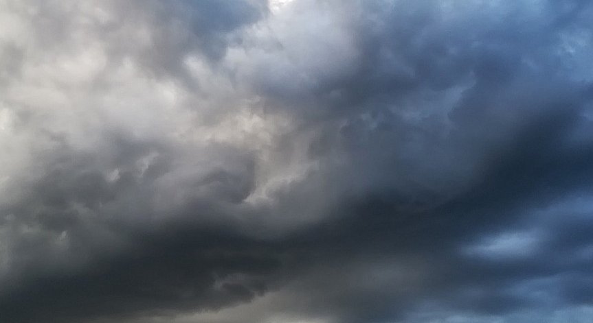 Опасно време! Оранжев и жълт код за валежи и вятър, червен за бурно море и вълни до 6 м