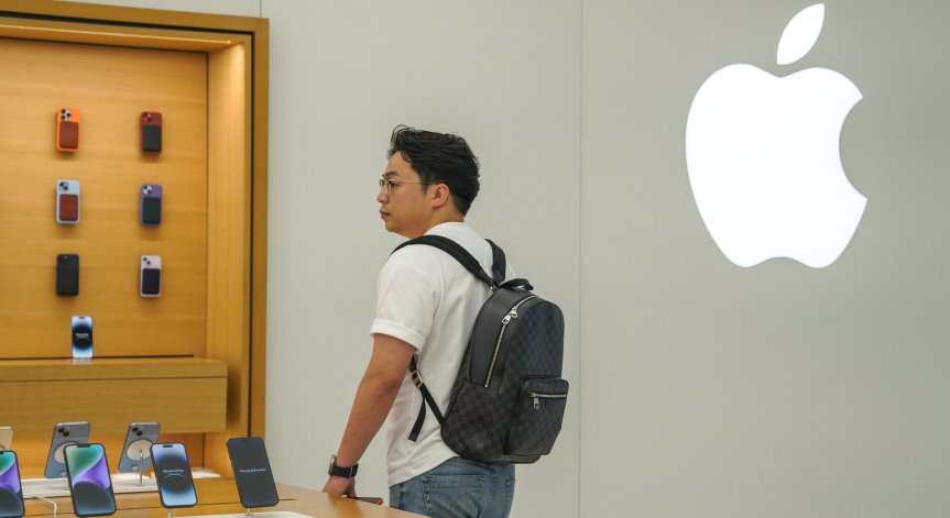 Акциите на Apple бележат рекорден връх заради напредъка на AI