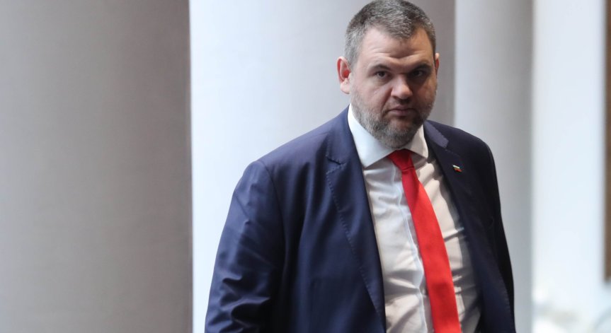 Пеевски: България не може да стои без външен министър, президентът да подпише указа