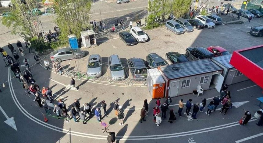 Дълги опашки от чакащи за ваксина се извиха пред центровете в София