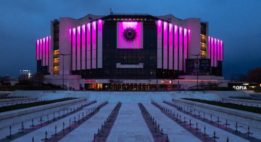 В розово в знак на солидарност към каузата и кампанията.