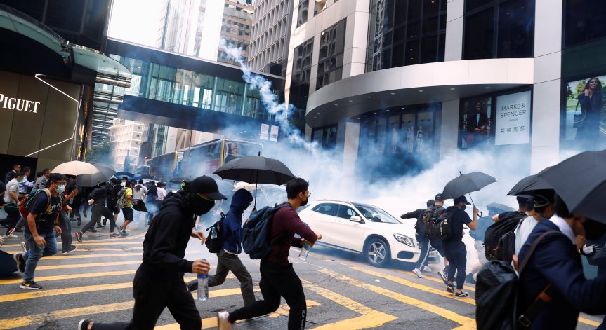 Нова доза напрежение в Хонконг: Полицай простреля протестиращ