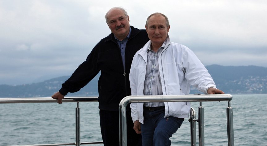 Путин и Лукашенко отплаваха на разходка с корабче