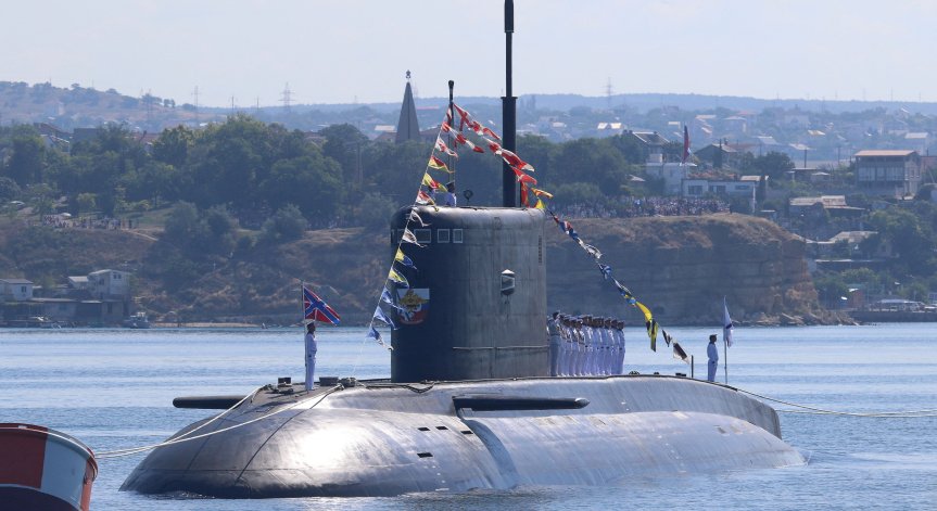 НАТО: Руска подводница изплува край Франция