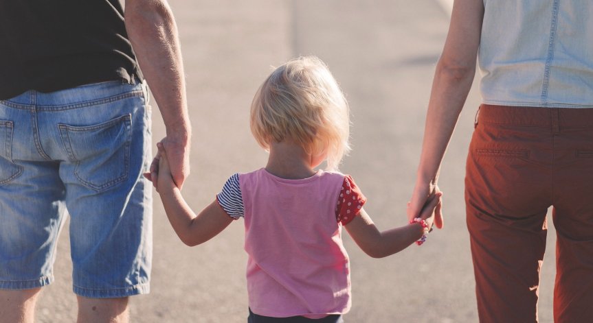 Каква е ролята на родителите във формирането на идентичността на детето?