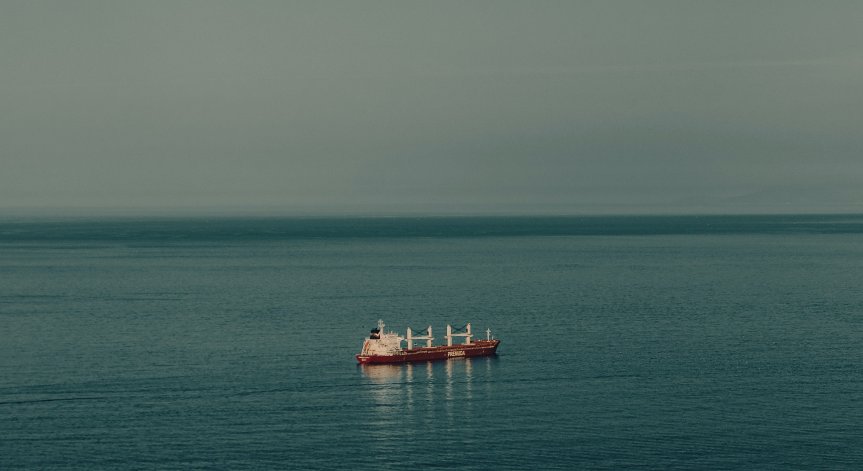 Кораб експлодира край Румъния, 12 души са били евакуирани