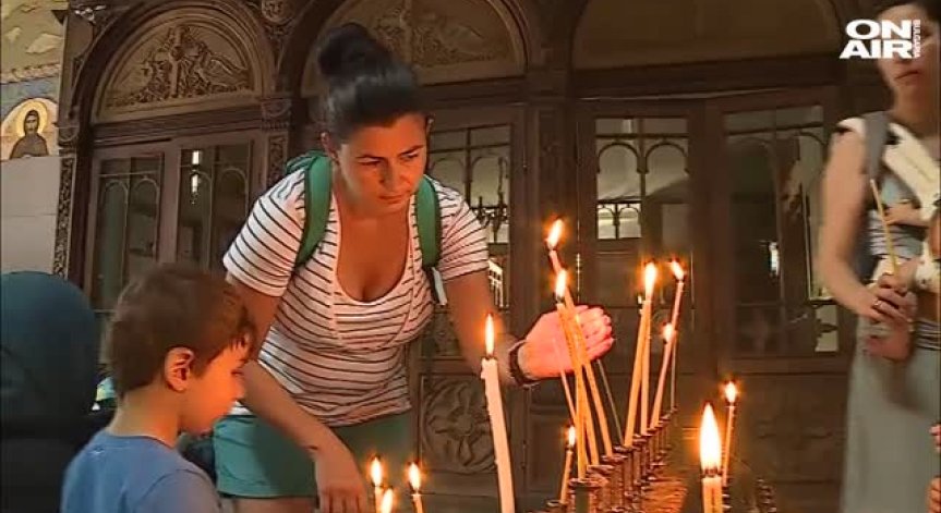 Стотици си взеха последно 