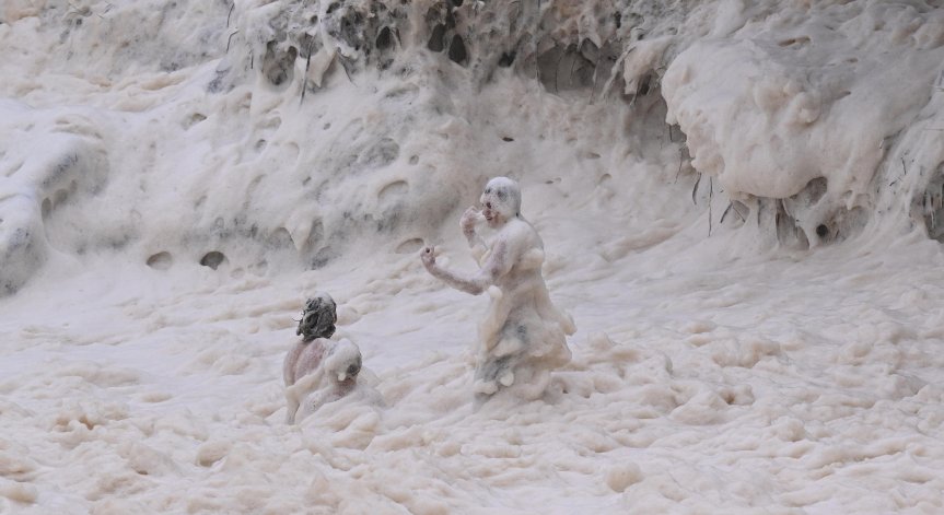 Правителството съветва жителите да не се къпят на плажове с обезцветена вода и пяна.