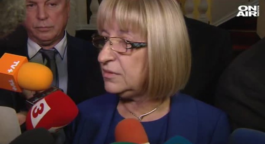 Цецка Цачева остава шеф на НС