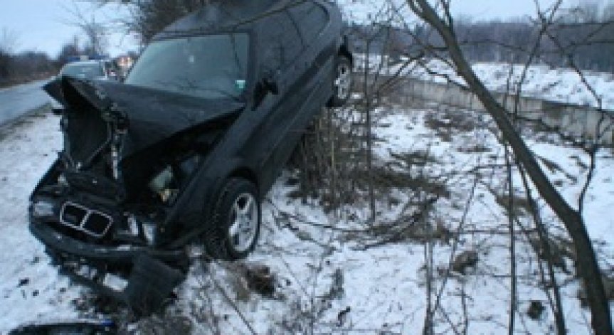 Полицията намери BMW на дърво