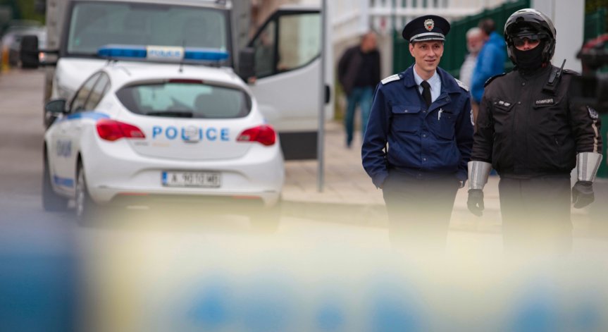Малко момиче кара семейната кола пред КАТ в Пловдив, баща ѝ я окуражава