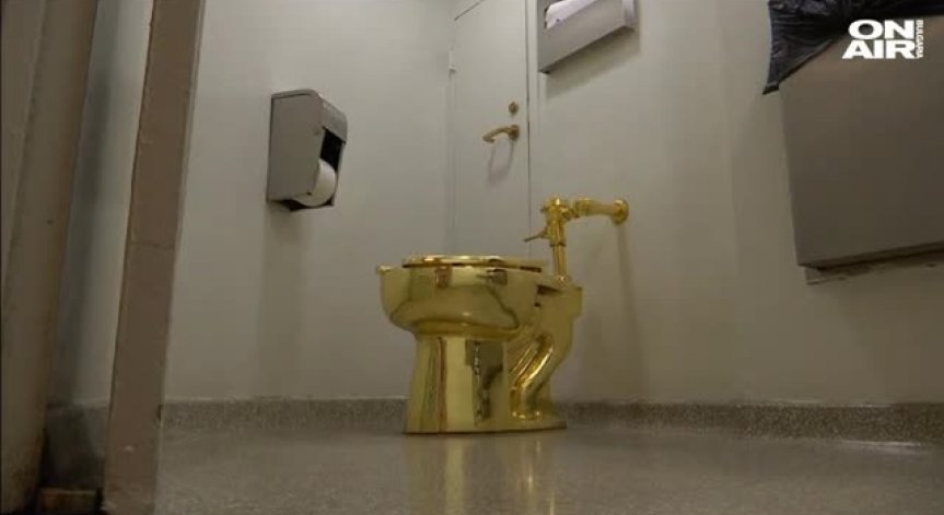Златна тоалетна в нюйоркски музей събра хиляди посетители