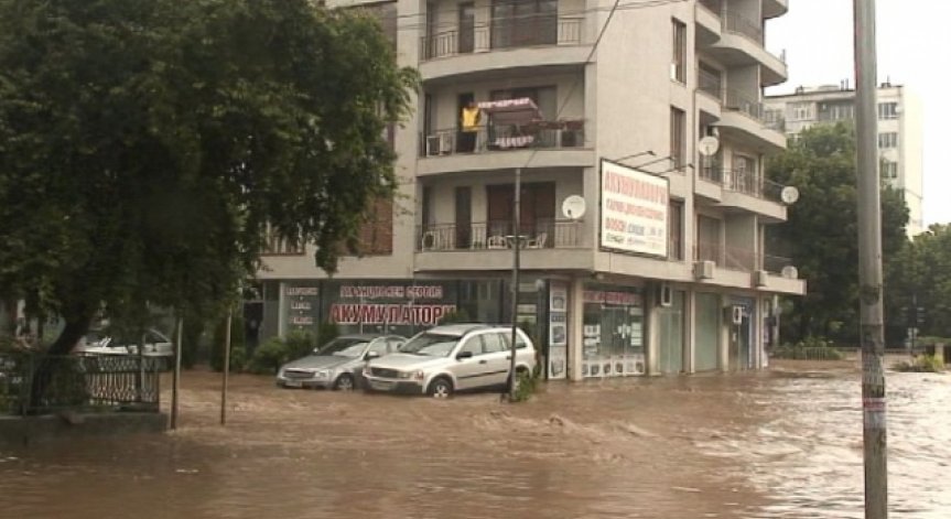 Днес в Бургас е ден на траур в памет на жертвите от наводненията