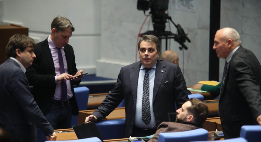 Повдигнаха обвинения на бившия сътрудник на Асен Василев