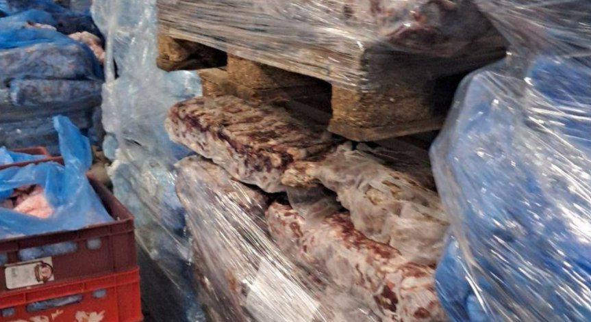 Тонове негодно месо: БАБХ разкри хладилни камери с плесен и ръжда в Соколово