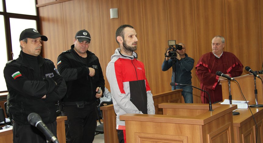 Възможно е пастрокът да поиска да сключи споразумение с прокуратурата.