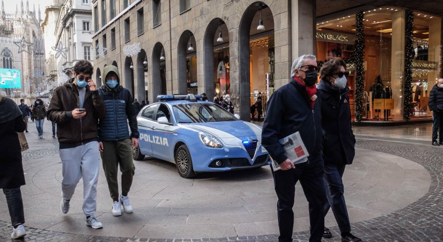 И Италия затяга мерките, връща задължителното носене на маски на открито