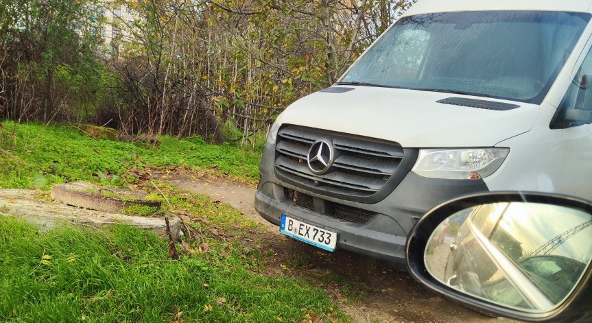 От Варна: Бус с немска регистрация от месеци е в тревните площи