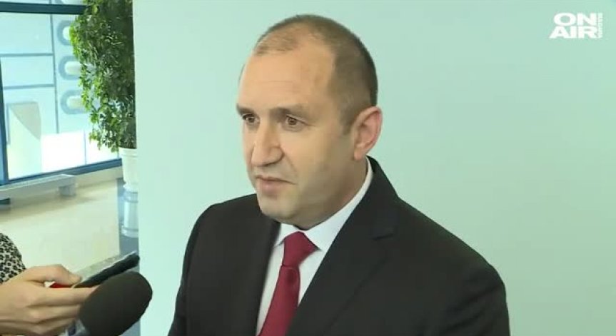 Радев за скандала с кирилицата: Плевнелиев пак бърза