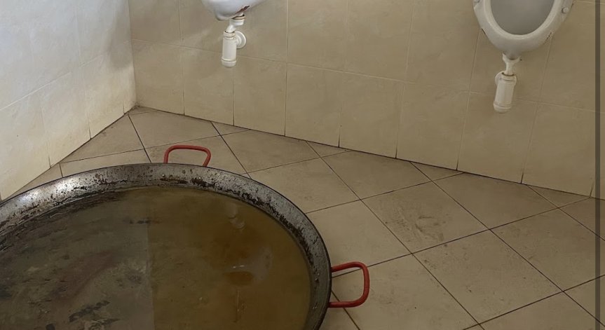 HelpBook: Тавата за паеля захвърлена под писоарите в мъжката тоалетна