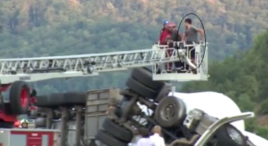 Изваден е шофьорът от цистерната, която виси от виадукт на Хемус