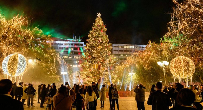 Атина в коледен ритъм: Запалиха 24 000 лампички на огромна елха