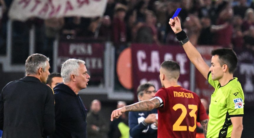 Въвеждат син картон във футбола - какво ще означава той?