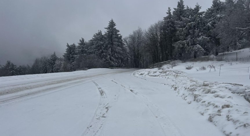 Машини разчистват.