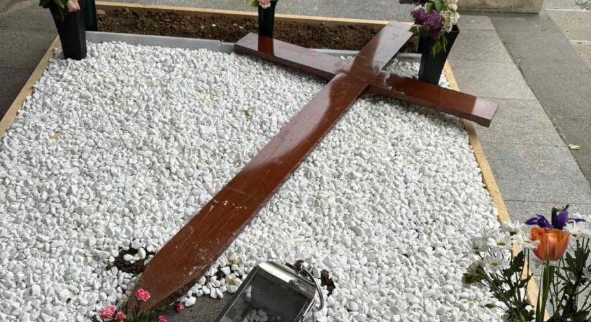 Поругаха гроба на Неофит - счупиха кръста и част от мрамора