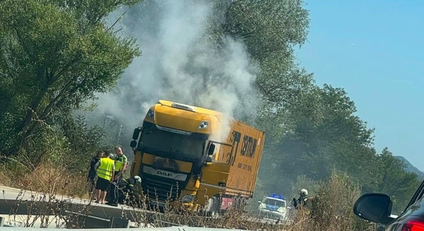 ТИР се запали преди Враца и блокира движението