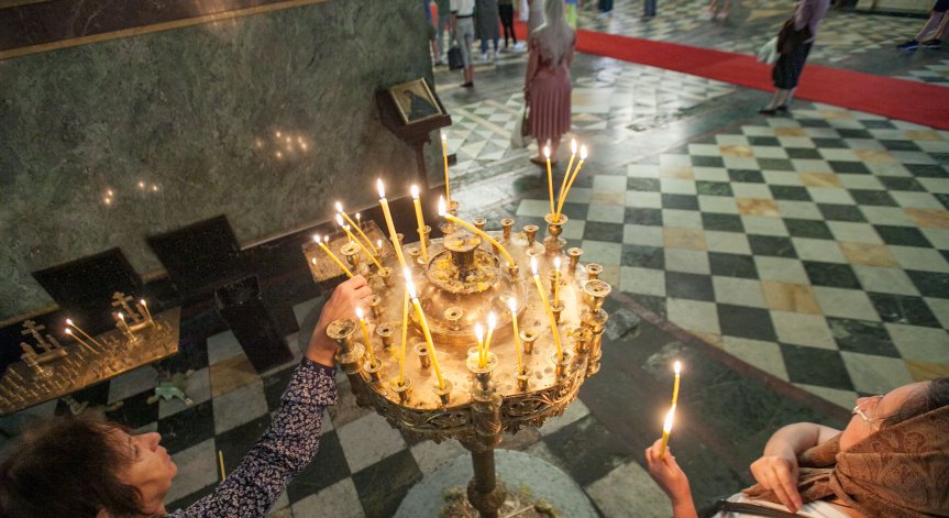 Има различни традиции и обичаи на този ден.