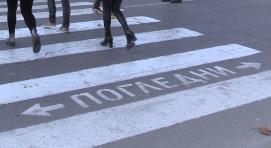 Обвиняемата веднага спряла автомобила и след като слязла, установила лежащото на пешеходната пътека момче. 