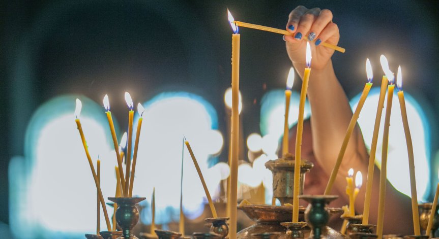 На православния празник днес хората се обръщат с молитви към Свети Стефан.